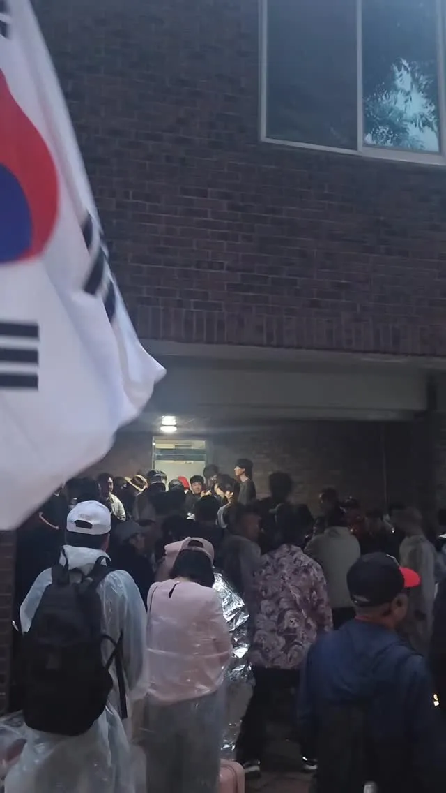 오늘 새벽 6시까지 평온했던 잠실입니다. 제가 떠난 2시간뒤 제가 앉아있던 곳이 저렇게 되었네요. 기동대 300-400출동한다고 두려워하던 시민