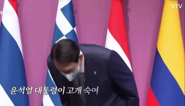 <국군통수권자가 기꺼이 고개를 숙이는 순간>

현충일은 
국토방위에 목숨을 바친 이의 충성을 기념하는 날이지
친일파 재산몰수를 외치는 날이 아니