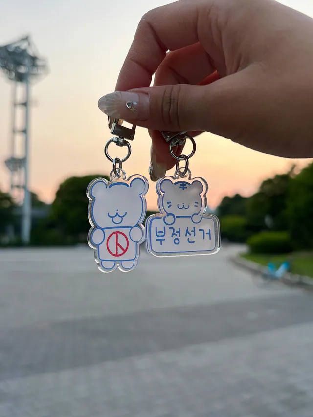 아크릴 키링이라 노을 질 때 찍으면 예쁘겠다 싶어서 받고 노을 질 때 찍었어요!
넘 귀엽죠..!!!!!🐻🐯