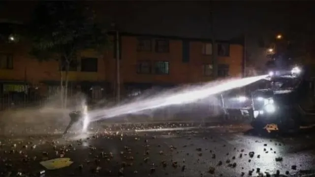 소방차가 오고 경찰관들 점점 더 오고
주변에서 새벽에 강제 해산 시킨다 그러고
홍콩이 7단계  한국이 5단계라는 글까지

올림픽공원에서 자릴 지