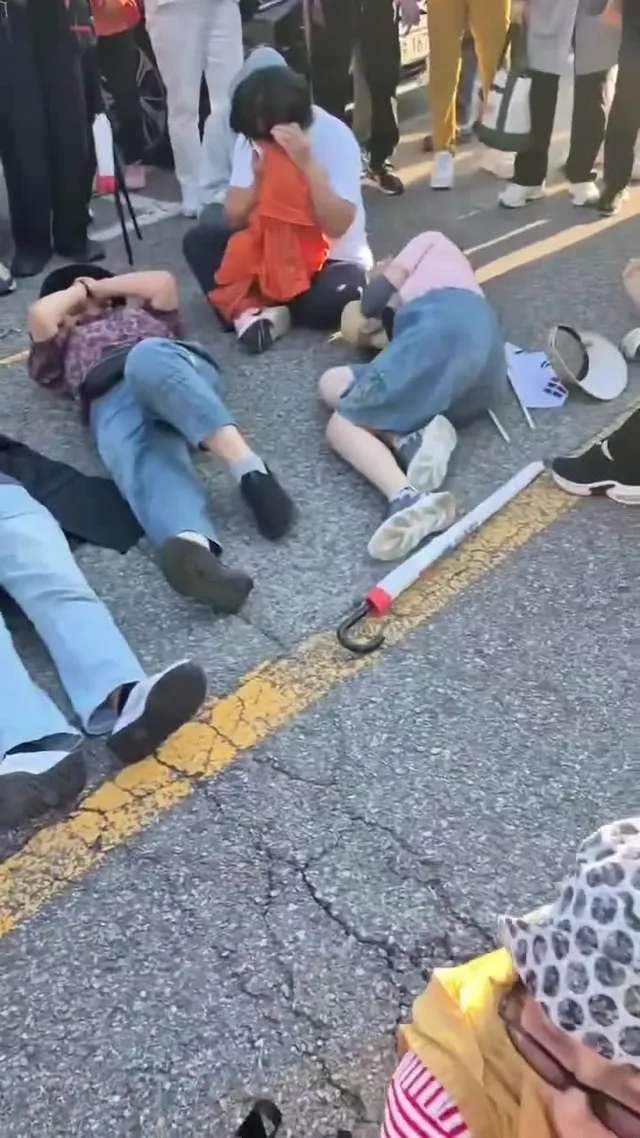 참정권 보장을 위해 젊은이들은 뒤로 물러나라시고 어르신들이 육탄시위 중.