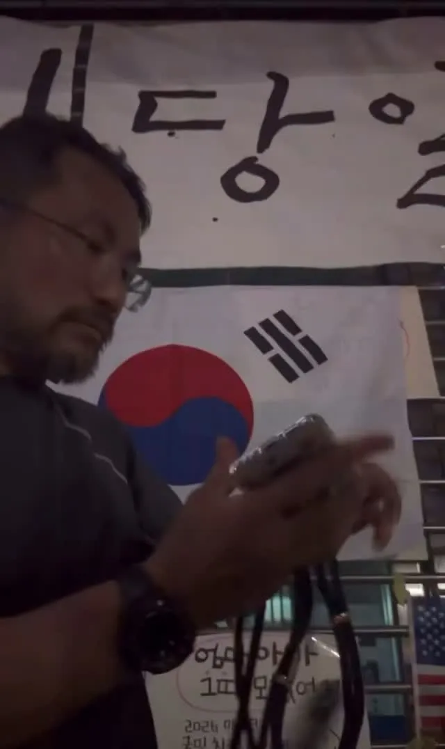 도서관 관련 외 글 안쓰려 했는데요, 진짜 선을 넘으셨습니다.
일끝나고 새벽에 가서 도서관 준비하는데 새벽 내내 싸우시네요.
전 어느정당도 지지