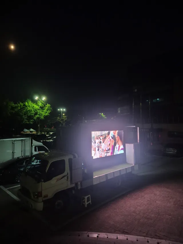 어제 현장에서 집에오니 드는 생각이 
길고 긴 싸움이 될거 같다
모두 같은 목적으로 올공에 모인건 아니구나
아 이게 지금 우리의 현실이구나를 깨