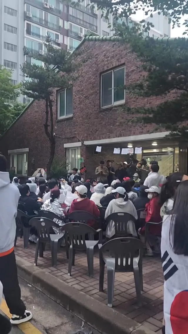 오늘 새벽 6시까지 평온했던 잠실입니다. 제가 떠난 2시간뒤 제가 앉아있던 곳이 저렇게 되었네요. 기동대 300-400출동한다고 두려워하던 시민