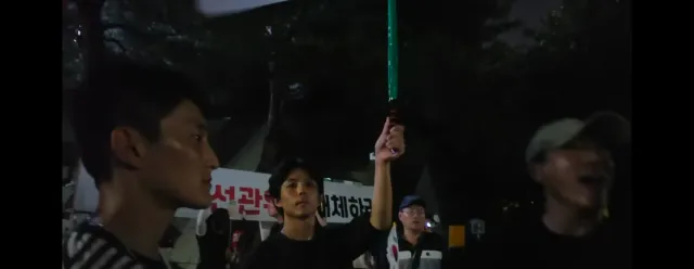 올공. 친구들 2ㅡ3 앞으로 와서  좀 도와줘 자혁 애들이 자원 봉사하는
친구들 괴롭힘 성조기 달겠다고 태극기 뜯어내는게 재 제정신인가