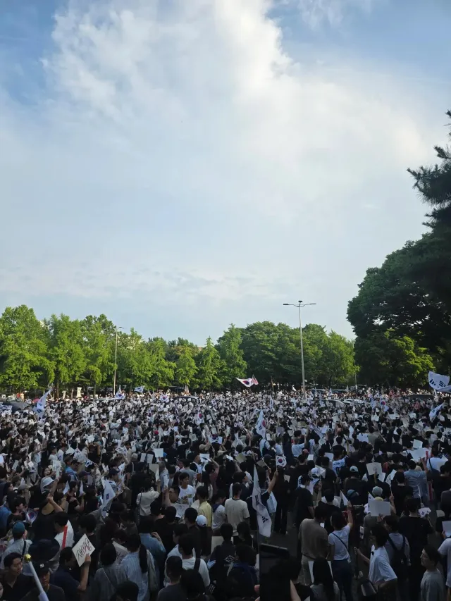 올공을 응원하는 자랑스런 애국자 여러분!!

지저분한 분탕들과 혐오적인 행위들

그리고 분열하는 모습에

보기 싫고, 지치고, 힘들고, 짜증나고