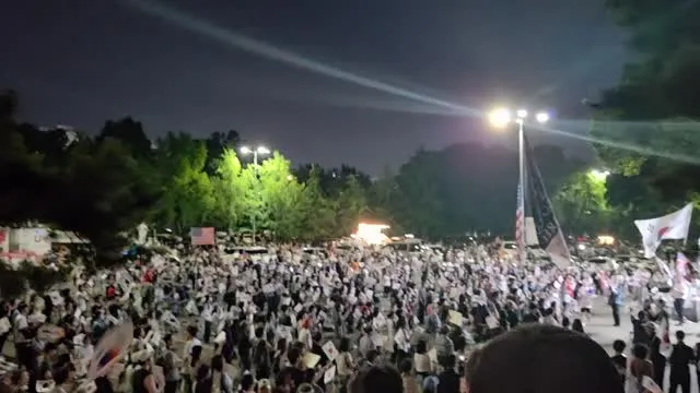 퇴근하고 들렸어요
어르신들이 반겨주셔서 눈물 났습니다
늦게 깨달아서 죄송합니다.
자유는 공짜가 아니다.