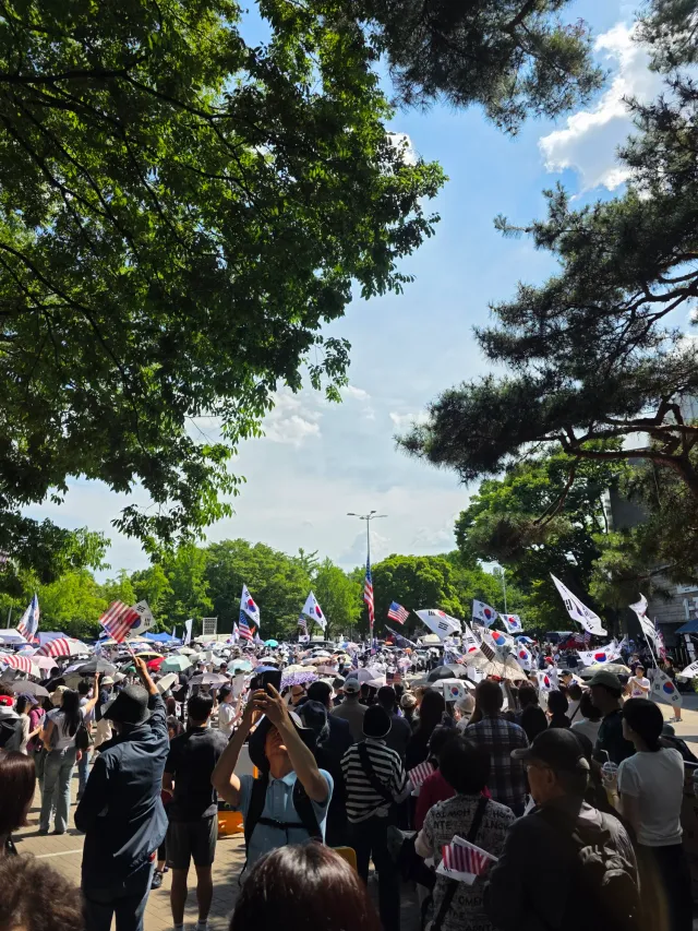 오늘의 올공🇰🇷🇰🇷
진짜 뜨거운 햇빛 그럼에도 다들 열심히 구호를 외친다
몇시간이고 구호를 들으며 태극기멍도 가능한 곳🩷
떠나기 아쉽다
