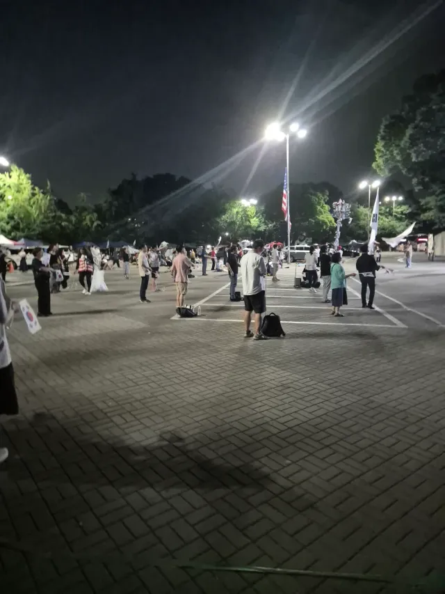 올림픽공원 시위하고 집 가는 길 대중교통 없으신 분 계신가요? 
30분 이내로 가려고 하는데 가는 길에 모셔다드릴게요!
서울 지역이면 어디든 상