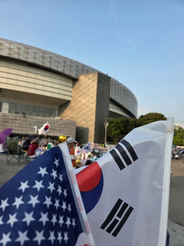 거의 한달 되어가니
어르신이고 젊은이들이고
얼굴이 많이 탔더라

수많은 사람들의 외침이
꼭 이루어지길!
자유는 공짜가 아닙니다!