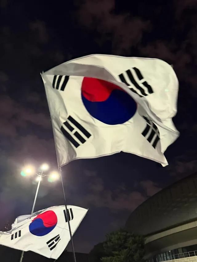6월 3일로부터 벌써 27일

국민은 외치는데 권력은 침묵한다.

시간이 지나 아무 일도 없었던 것처럼 덮으려 하겠지만, 
우리는 잊지 않는다.