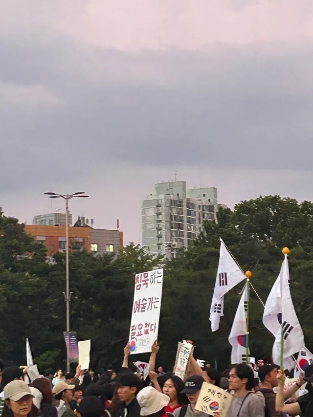 난 예술하는 사람인데
정말 소름돋게 인스타에 잠실 관련된 게시물을 올리는 사람이 아무도 없다.
내가 최초로 올렸는데 다들 일상 스토리에만 좋아요