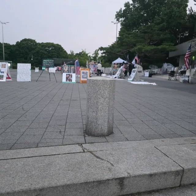 오늘은 이상하게 저게 찍고 싶었는데,,
그동안 비 맞아서 형태를 알아 볼 수 없을 정도로 찢겨져 나갔나ㅠ엉엉..

매일이 불안한데 
그럼에도 우