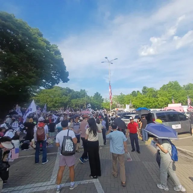 오늘 더운 날씨에도 올공에 모인 시민들. 전연령대가 보였다. 지난주에 처음 만난 자원봉사자와는 못만났지만 수많은 시민들이 쉬는 와중에도 가족, 