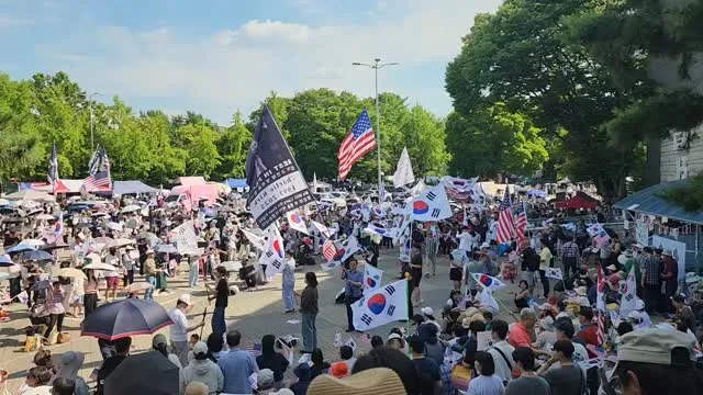 잠실 올공 실시간.

사람이 많아서 당최 지나가질 못하는데, 왜 기부니가 좋은겨? 😊☺️🥰🇰🇷