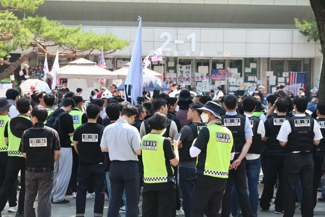 경찰, '체육단체 진입 저지 혐의' 30대 남성 조사

경찰이 체육단체의 잠실 개표소 진입을 저지한 의혹을 받는 30대 남성을 조사했다. 30일