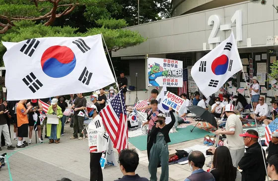 올림픽공원 '체육회 진입' 막은 남성 경찰조사…'올다르크'는?

6·3 지방선거 투표용지 부족 사태로 촉발된 잠실 개표소 봉쇄 시위 현장에서 핸