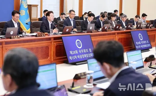 이재명 대통령 "호남 반도체 투자 지역 차별? 누적 투자량 비교시 조족...

30일 오전 청와대에서 열린 제28회 국무회의 겸 제13차 비상경