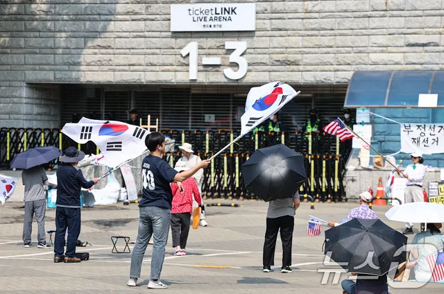 26일째 이어지는 잠실 봉쇄시위

(서울=뉴스1) 김도우 기자 = 6·3 지방선거 투표용지 부족사태로 인한 '잠실 봉쇄시위'가 26일째를 맞은 