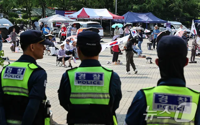 핸드볼경기장 봉쇄시위 계속

(서울=뉴스1) 김도우 기자 = 6·3 지방선거 투표용지 부족사태로 인한 '잠실 봉쇄시위'가 26일째를 맞은 30일