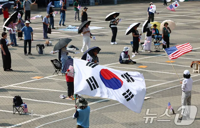 핸드볼경기장 봉쇄시위 계속

(서울=뉴스1) 김도우 기자 = 6·3 지방선거 투표용지 부족사태로 인한 '잠실 봉쇄시위'가 26일째를 맞은 30일