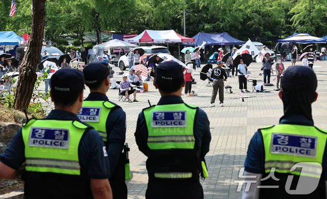 한달 가까이 이어지는 개표소 봉쇄시위

(서울=뉴스1) 김도우 기자 = 6·3 지방선거 투표용지 부족사태로 인한 '잠실 봉쇄시위'가 26일째를 