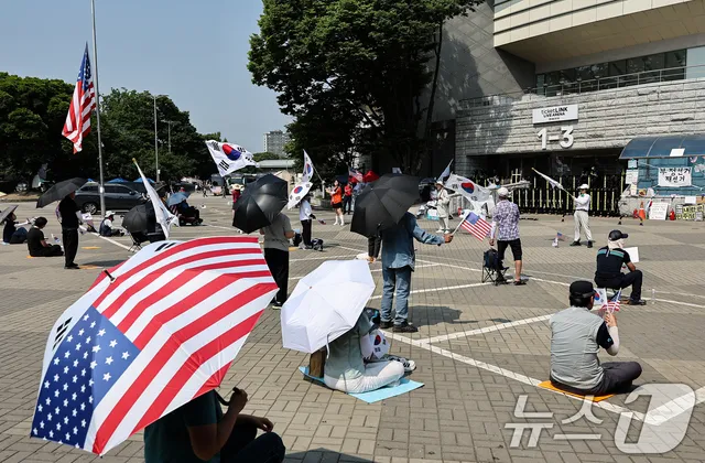 '잠실 봉쇄시위' 26일째

(서울=뉴스1) 김도우 기자 = 6·3 지방선거 투표용지 부족사태로 인한 '잠실 봉쇄시위'가 26일째를 맞은 30일