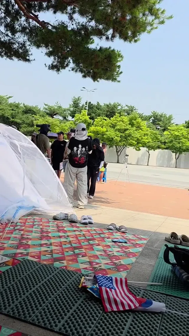 6월 30일 오전 11시 잠실 올공 2-3게이트에 다시 몰려온 애국대학 청년들과, 미국시민권자인 털다르크 아저씨 곁을 지키는 시민들. 경찰들 출