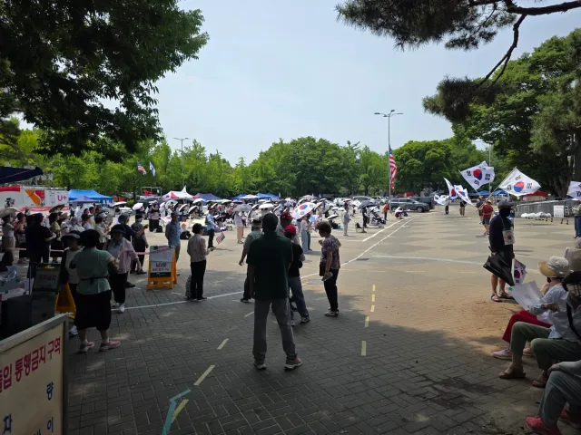 평일이고 더운 날인데도 많은 분들이 계십니다!!
우리 모두 힘냅시다💪🇰🇷