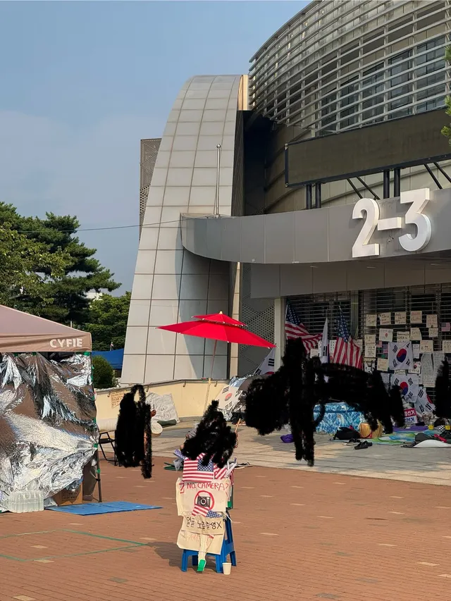< 2-3 털보> 범인은 누구일까

안녕하세요. 
어제 아침(29일)부터 2-3 상황을 지켜보며 선동되고 또 선동에 일조했던 20대입니다.
다른