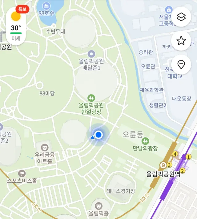첫 올공 인증합니다! 
태극기도 빌려주시고 물도 주시고 썬캡이며 쿨팩이며 없는 게 없네요ㅋㅋ
젊은 나도 허리가 아픈데 어르신들 존경스럽습니다.
