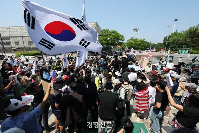 봉쇄시위 현장 연습용 수류탄 소유주는 20대 자원봉사자···“전역하며...

경찰이 지난 29일 잠실 봉쇄 시위 현장에서 발견된 연습용 수류탄의