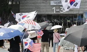 [잠실 참정권 집회] 무더위 속 '인기' 냉방버스… 올공 지키는 시민들의...

[천지일보=홍보영 기자] 서울 최고기온이 33도를 기록한 29일