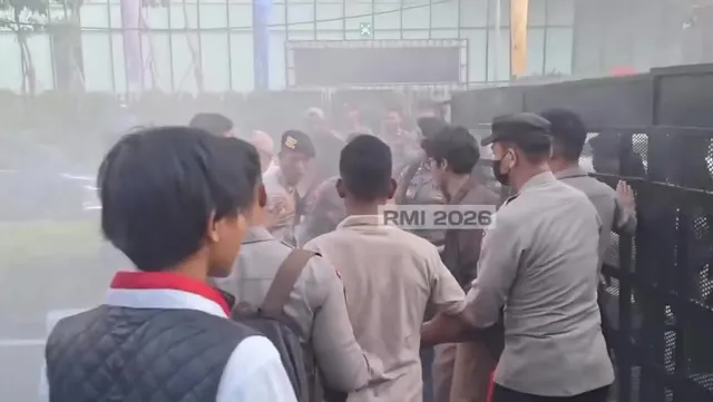 Peringatan darurat 🚨🚨🚨🚨

Bentrok antara mahasiswa dan aliansi Cipayung denga