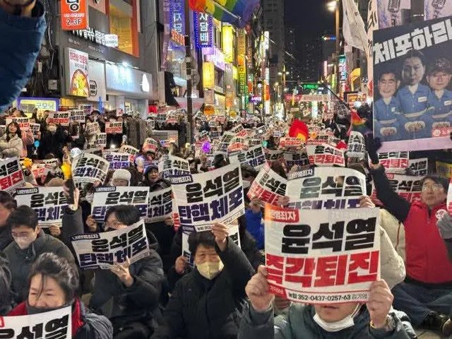 아래의 어떤 그림이 공작 냄새가 날까요?

1)프린트 된 용지에 준비된 사람들
2)도화지에 개인의 생각을 표현하고 심지어 태극기도 그려 나온 사
