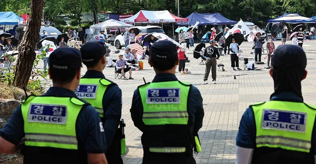 경찰, 잠실 개표소 집회서 '연습용 수류탄' 소지한 20대 남성 조사

연습용 수류탄 분실한 혐의...20대 남성 자원봉사자 조사