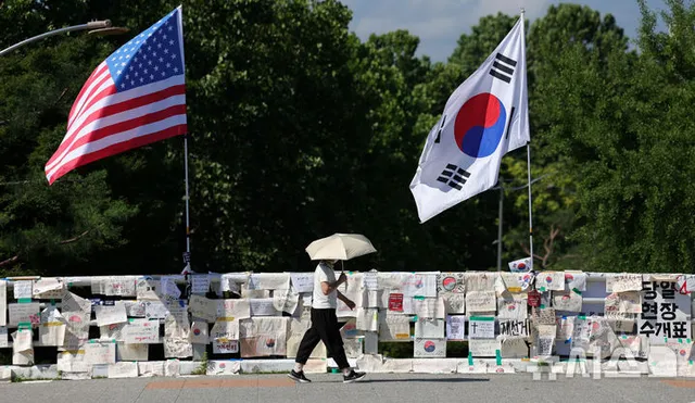 '잠실 개표소 시위' 경찰에 침 뱉은 40대 여성 구속 송치

[서울=뉴시스]조수원 기자 = 서울 송파구 올림픽공원 개표소 봉쇄 시위 현장에서 