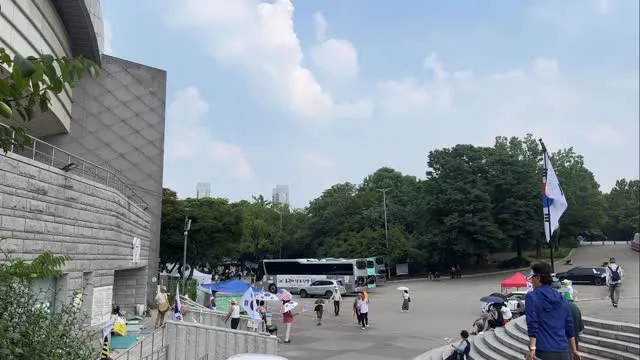 멋쟁이 스님들도 지나가시고
어르신들이 땡볕에서 힘내주시고..
다들 감사하고 행복하고, 우리가 이겼으면 좋겠고 🇰🇷☀️
우리가 웃을거야~ ⛅️