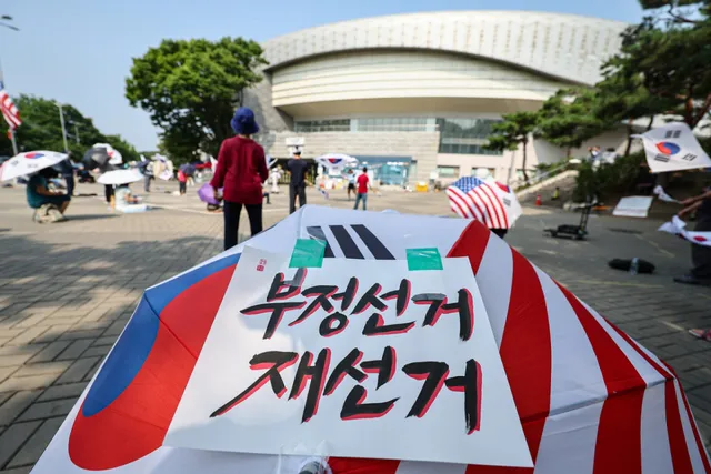 '잠실 시위'서 경찰관에 침 뱉고 욕설한 40대, 구속 송치

잠실 개표소 봉쇄 시위에서 현장 경찰관에게 침을 뱉고 욕설한 40대 여성이 구속 