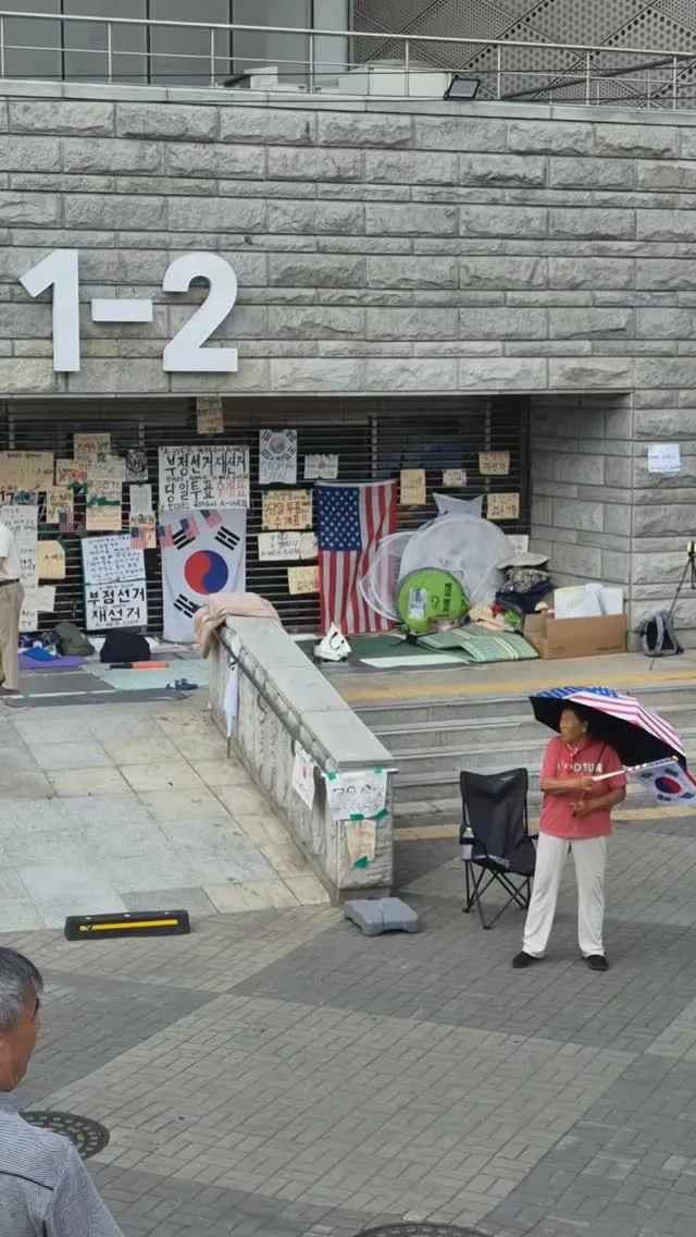 젊은 세대가 직장으로 일하러 간 사이...
이렇게 어르신들이 올공을 지키고 계신다.
무더위 가운데서도 어머니가 저렇게 앞장 서시네 ㅜㅜ

현재 
