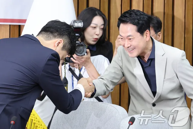 사퇴 압박 돌파구로 '재선거' 끌고 가는 장동혁…당내 이견에도 '마이웨...

지선 이후 당 지지율 반등…'투표용지 사태 효과' 주목 청년 찬성