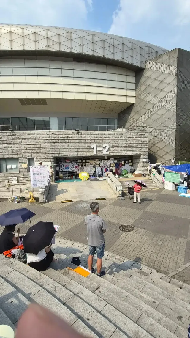눈물이 나서 꾹 참았다
왜 눈물이 나려 했나

우파분들 저랑 맞팔해요! 함께 민주주의를 지킵시다🇰🇷