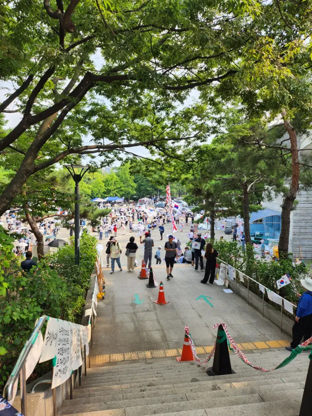 서울올라와서 처음 왔는데 너무 대단하다 오늘 날씨 33돈데 다들 너무 고생하신다 눈물나려고 하네