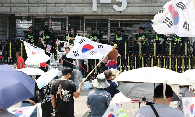 개표소 봉쇄 26일째…국가대표 지도자들, “도전이라는 대한민국 자산 ...

6·3 지방선거 투표용지 부족 사태에 항의하며 시작된 잠실 개표소 