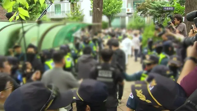 개표소 시위 폭행 2명 구속영장 신청...본격 신병 확보

경찰이 잠실개표소 현장에서 경찰관을 폭행한 혐의를 받는 20대 남성 2명에 대해 구속