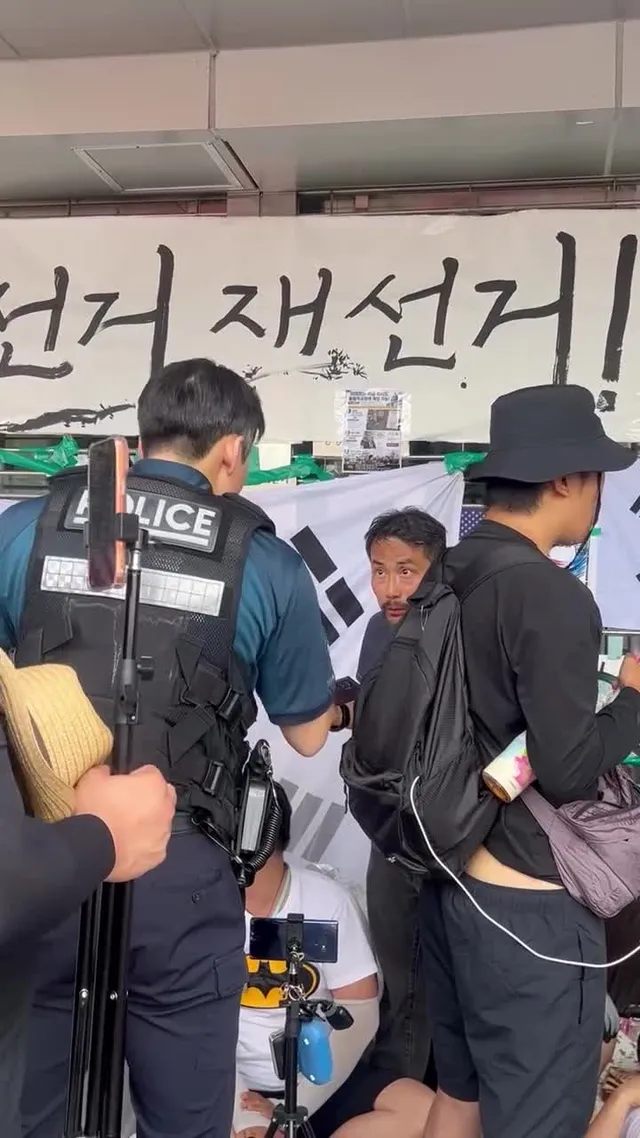 실시간 ‘올공’ 털보아저씨

경찰도 지쳐 갑니다. 40회 신고를 했답니다. 

그만 원래 자리인 2-1로 돌아가 주세요. ‘어그로‘로 당원 가입