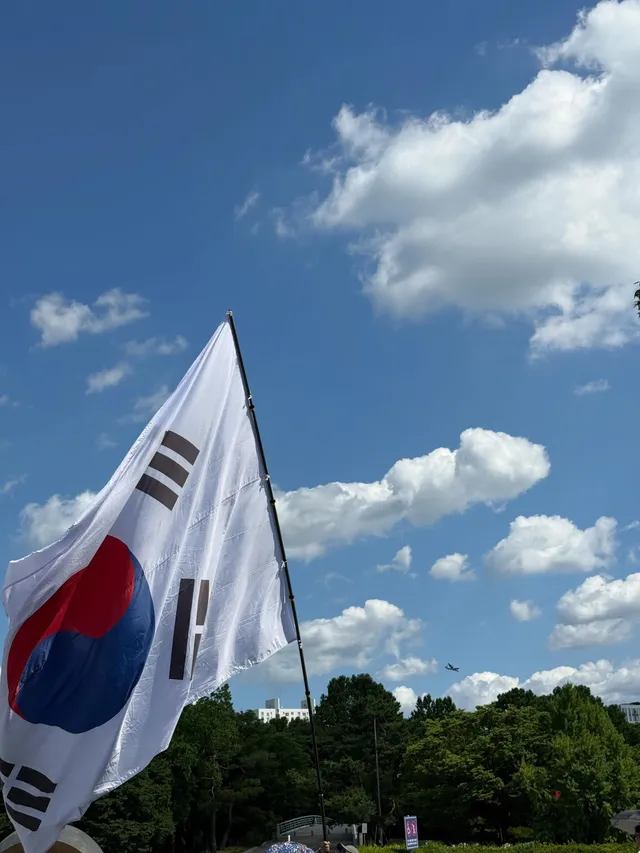 주말에 조용히 갔다가 조용히 내려왔습니다.
그늘에만 있었는데도 너무 힘들더라고요.... 앞장서서 소리내주고 매일 가는사람 진짜 리스펙
주말과외하