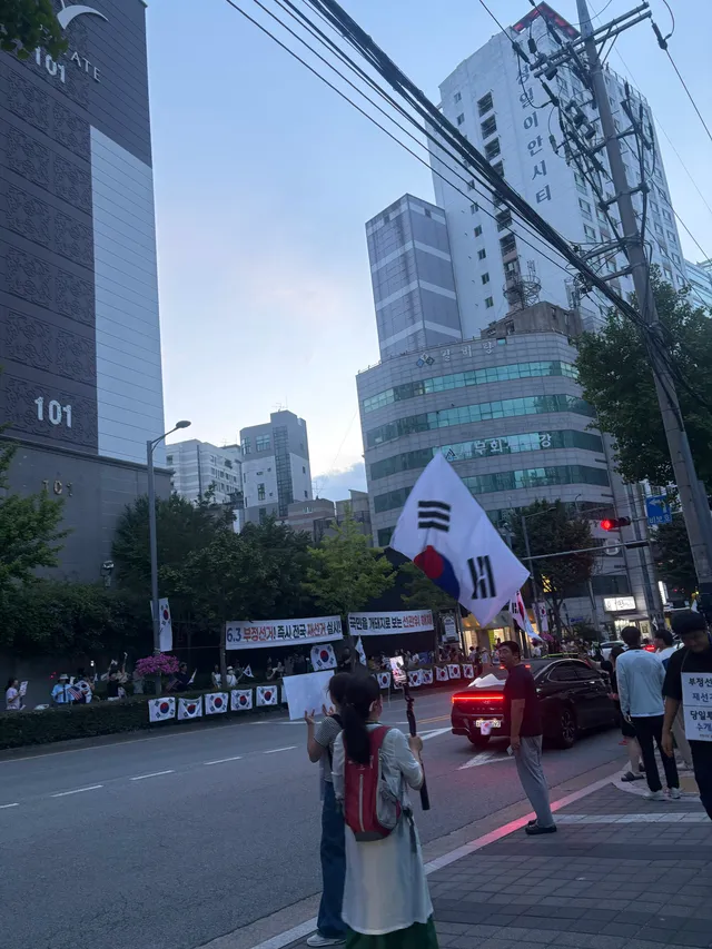 부산집회 부산선관위앞에서 주중에는 자유민주주의 수호 부정선거  재선거  당일투표 수개표 
선관위해체. 이죄밍 하야해 재판 받아라
멸공 좌빨은 물