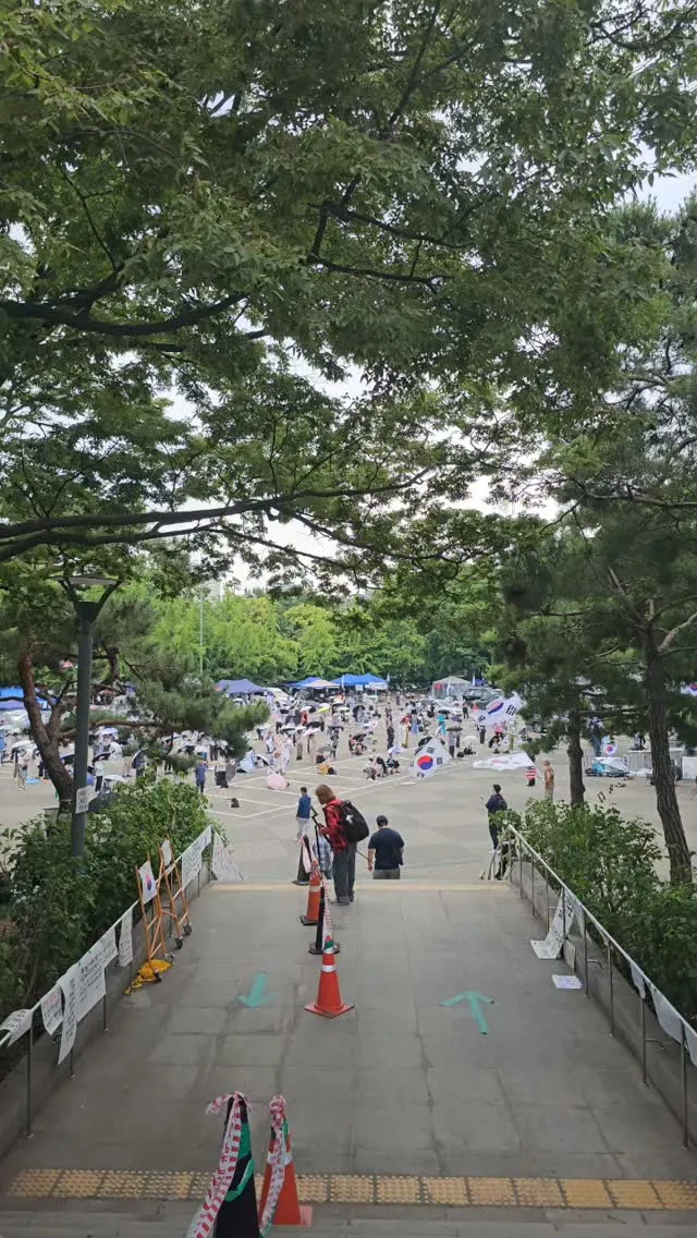 아산에서 올림픽공원 도착
이 더위 속에서도 쉬지않고 외치고 계신분들
존경합니다 
아이가 셋이라 오래 있지는 못하지만
시간 날때마다 참여하겠습니다
