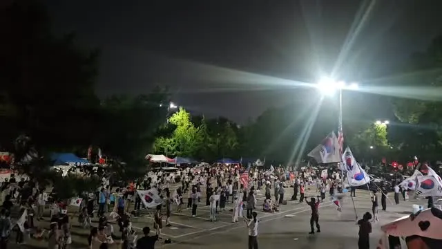 지금! 더위에도 다들 목이 터진다 터져 ㅠㅠ
깃발부대도 순회중~
시사포커X도 촬영중~
힘냅시다
멸공 🇰🇷